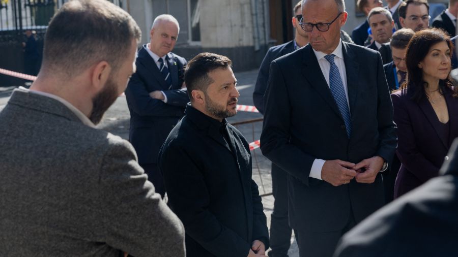 Le chancelier allemand Merz en visite en Ukraine, un pont de Kiev attaqué de nouveau