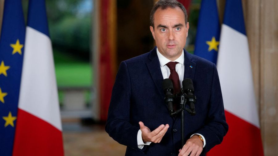 France: Lecornu joue l'apaisement avec les lycéens, veut faire baisser le prix de l'essence