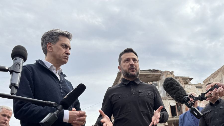 Poutine «terrorise» les civils pour gagner la guerre, dit Miliband en visite en Ukraine