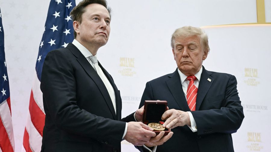 Trump décore Musk d'une médaille scientifique et le qualifie de «trésor national»