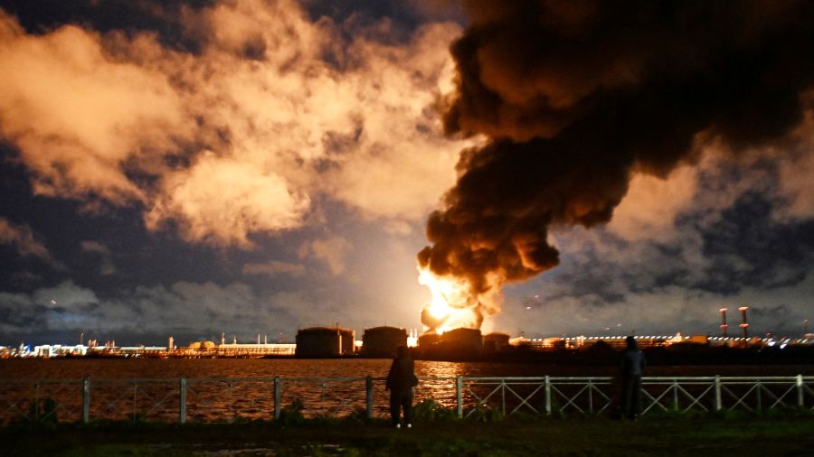 Russie: un mort, deux sites pétroliers incendiés après une attaque «massive» de drones