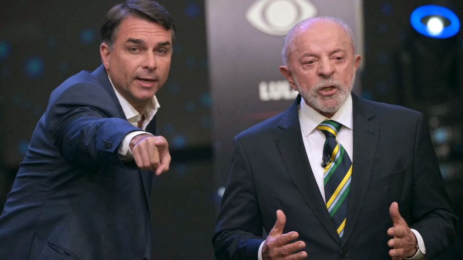 Brésil: Lula et Flavio Bolsonaro s'écharpent lors de leur premier débat