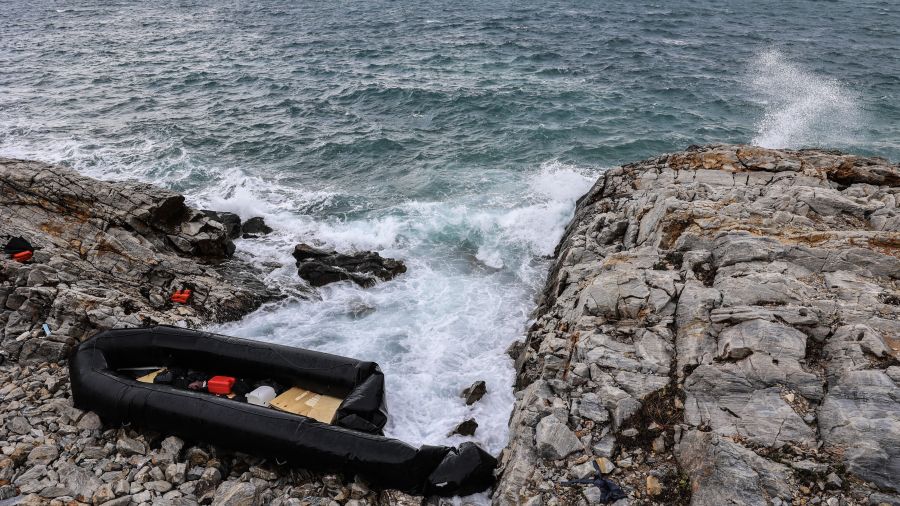 Grèce: 12 migrants morts au total lors de deux accidents en mer Égée