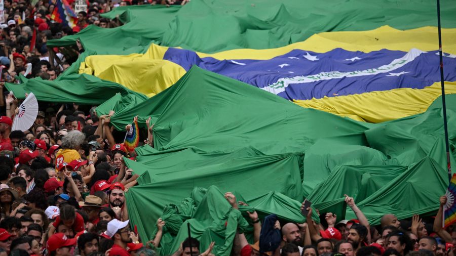 Les Brésiliens aux urnes pour un âpre duel entre Lula et Flavio Bolsonaro