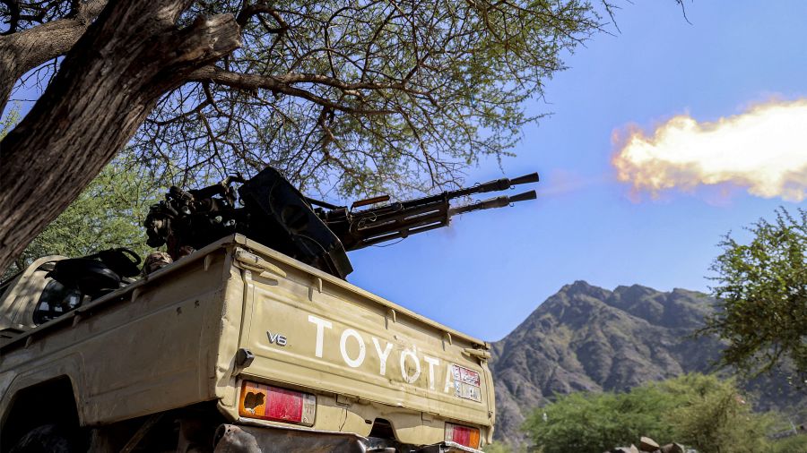 Yémen: 14 morts dans des frappes saoudiennes, les Houthis ciblent eux l'aéroport d'Aden