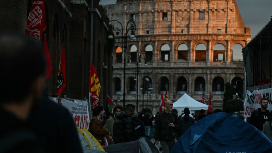 Italie: des milliers d'étudiants et de travailleurs défilent pacifiquement