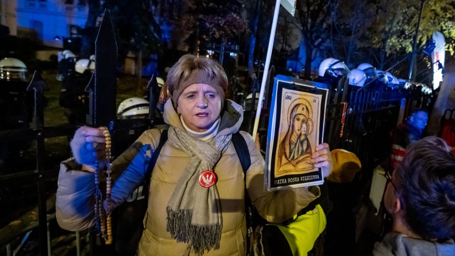 Pologne: la police bloque l'accès au Tribunal constitutionnel, au cœur d'une crise politique