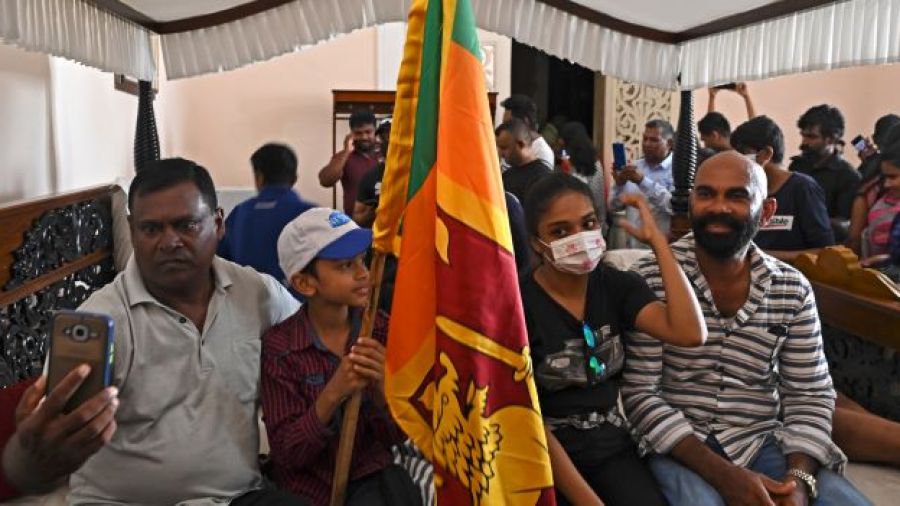 Dans le luxueux palais, les Sri-Lankais attendent le changement