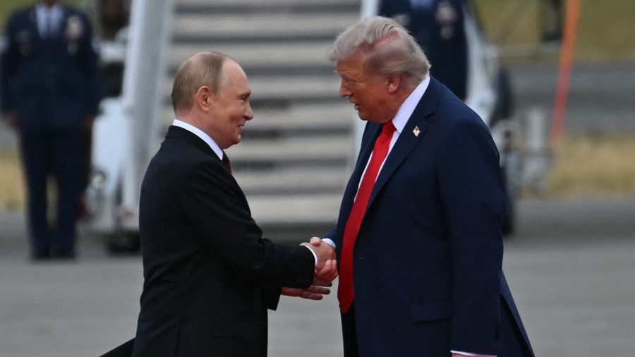 Le sommet Trump-Poutine en Alaska a commencé avec une poignée de main historique