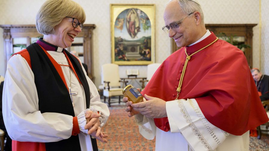 Le pape reçoit la première femme à diriger les anglicans