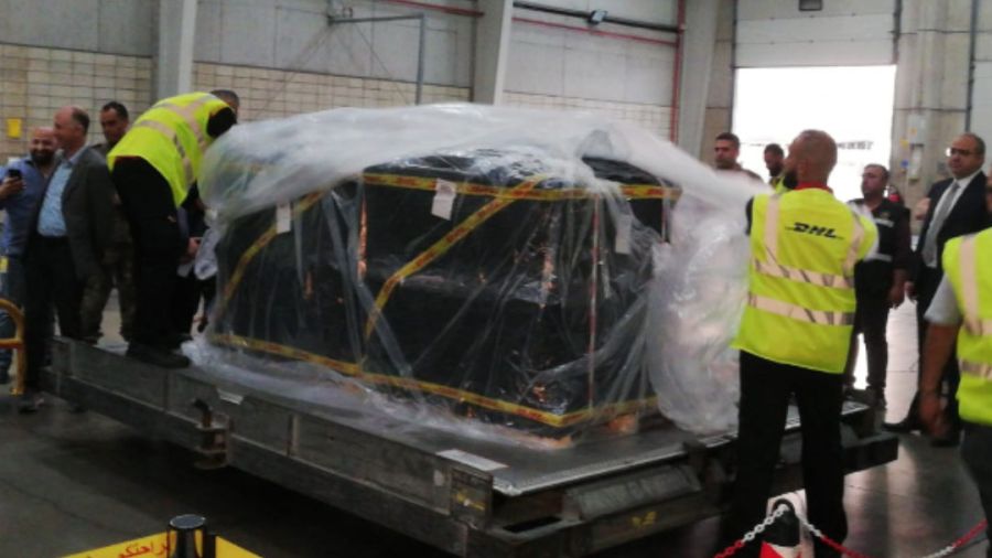 Un trou dans l'un des sacs enveloppant les urnes du Qatar