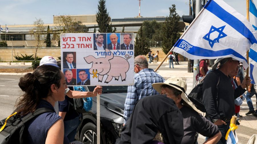 Israël: devant le bureau du Premier ministre, d'ex-otages appellent à la fin de la guerre à Gaza