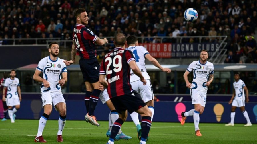 L'Inter se rate à Bologne et laisse la tête au Milan