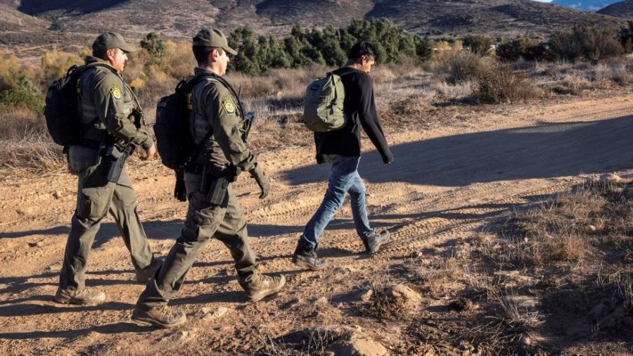 Trump lance une vaste opération d'arrestations de migrants illégaux dès mardi