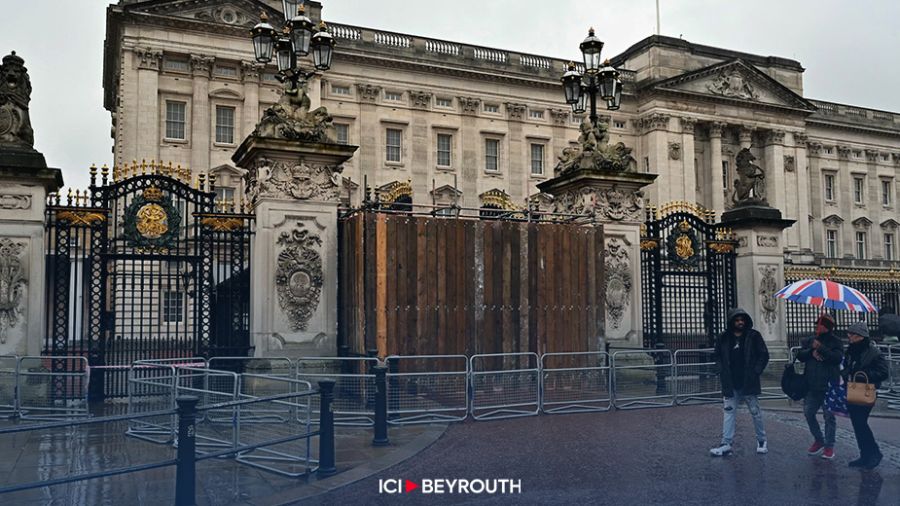 Londres: une voiture heurte les grilles de Buckhingham palace