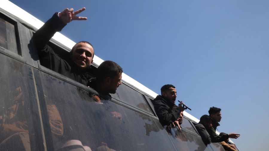 Un bus de détenus palestiniens libérés par Israël arrive à Ramallah en Cisjordanie