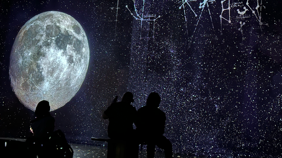L’Atelier des Lumières décroche la Lune: une odyssée immersive signée Tom Hanks