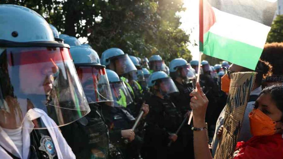 Des manifestants propalestiniens franchissent la clôture de la convention démocrate à Chicago