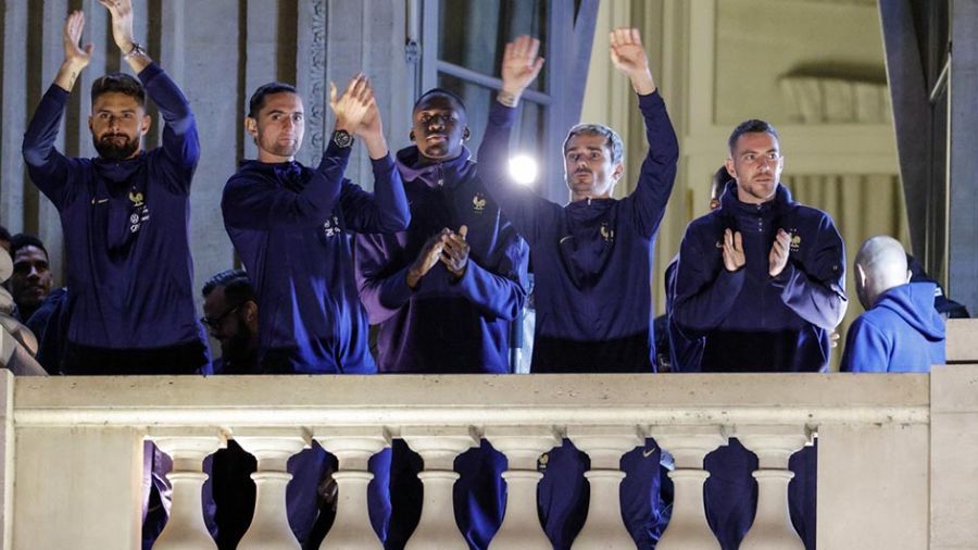 Les Bleus acclamés par la foule à la Concorde, les Argentins attendus à Buenos Aires