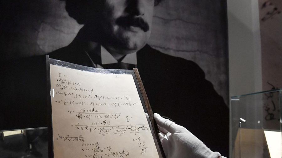 Un manuscrit d’Einstein bat des records aux enchères