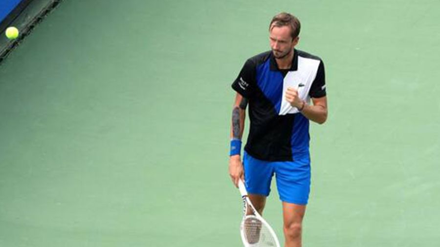 Cincinnati: Medvedev monte en puissance