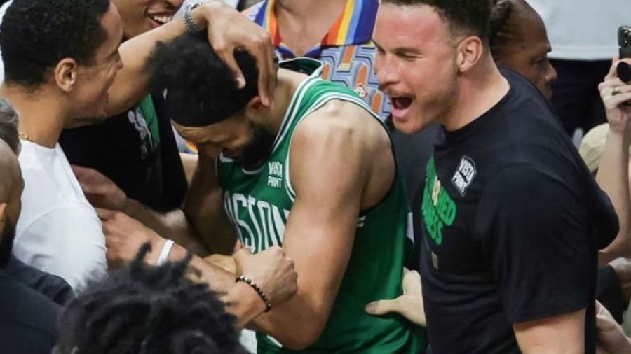 NBA: Boston, sauvé par Derrick White à Miami, tout près d'un renversement historique