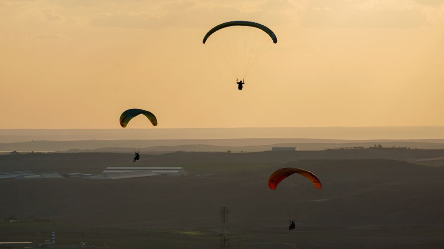  Des Irakiens participent à un championnat de parapente à Dohouk