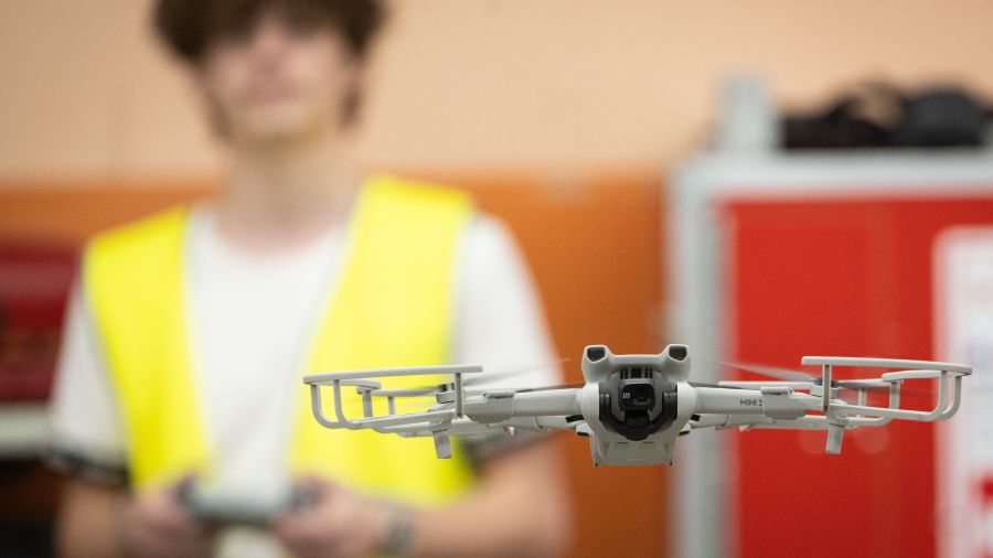 Des lycéens préparent un bac option drones, une première qui intéresse l’armée