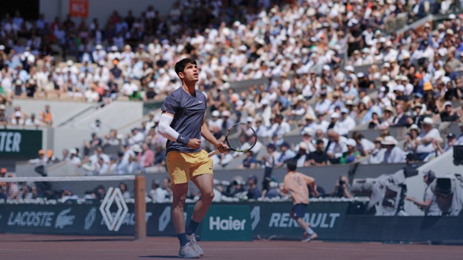 Roland-Garros: Alcaraz en finale après un bras de fer brinquebalant contre Sinner