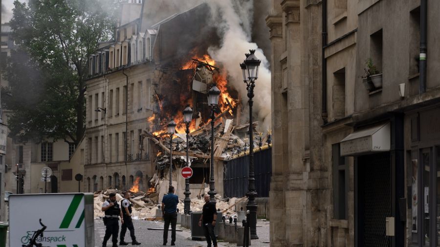 Un immeuble effondré après un grave incendie à Paris