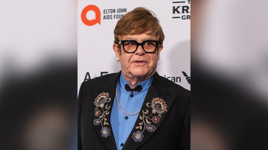 Elton John signe son nouveau disque \