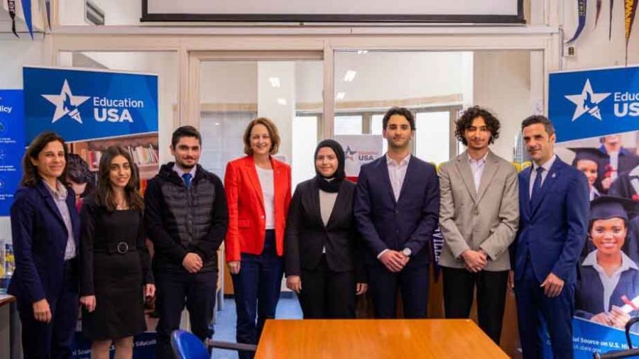 Johnson inaugure un centre éducatif américain à Beyrouth