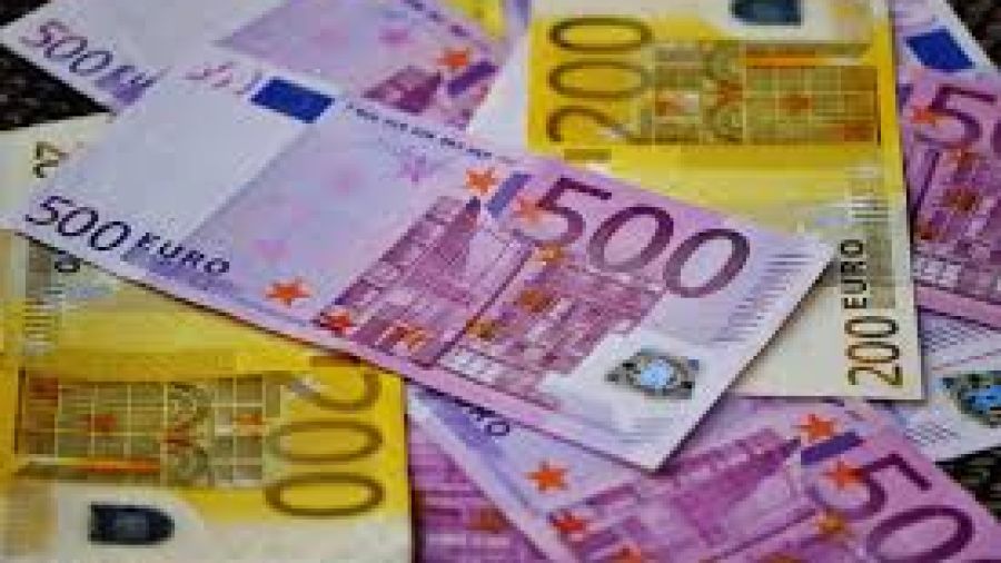 L'euro et la livre rebondissent au début d'une semaine riche en données économiques