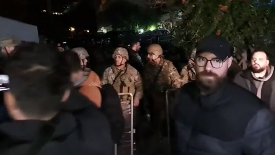 4 août: les familles des victimes devant le domicile de Oueidate