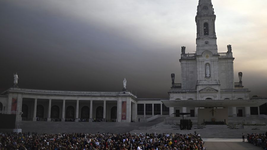 Le pape visite le sanctuaire de Fatima avec plus de 200.000 fidèles
