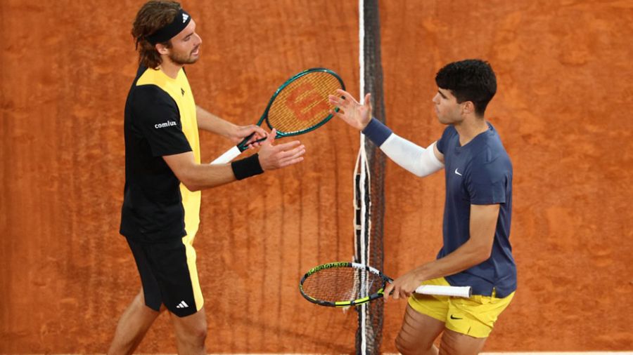 Roland-Garros: Alcaraz surclasse Tsitsipas et prend rendez-vous avec Sinner en demie