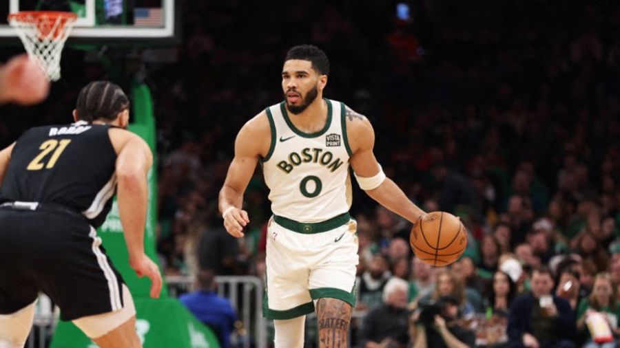 NBA: les Celtics font parler leur attaque, les Bucks leur défense