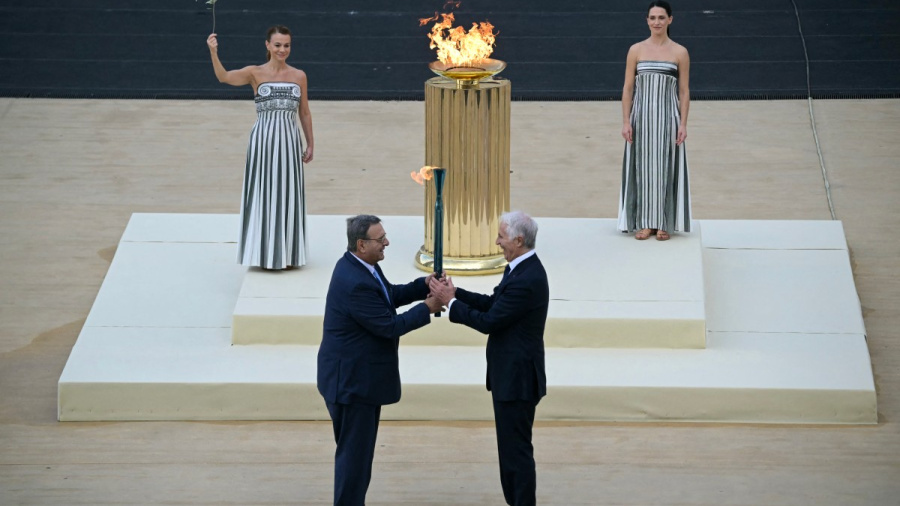 JO-2026: la flamme des Jeux d'hiver remise aux organisateurs de Milan-Cortina