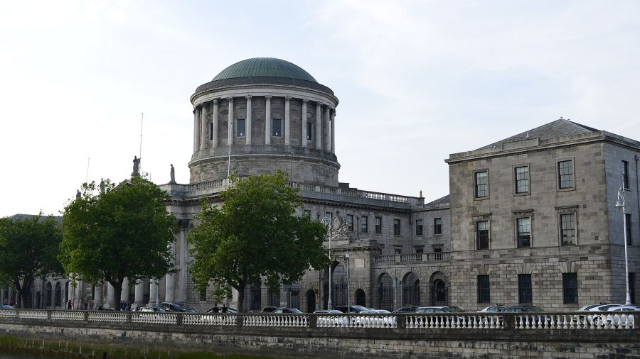 Irlande: le chef présumé du puissant cartel Kinahan inculpé après son extradition par Dubaï