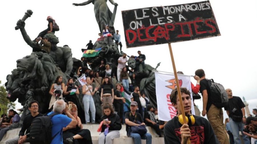 Des milliers de manifestants à Paris, Zemmour critique le RN