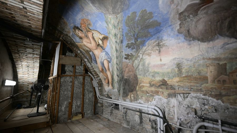 Découverte de fresques anciennes sous un plafond à Rome