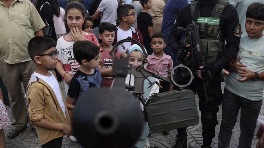 Gaza: le Hamas fanfaronne en exposant son arsenal