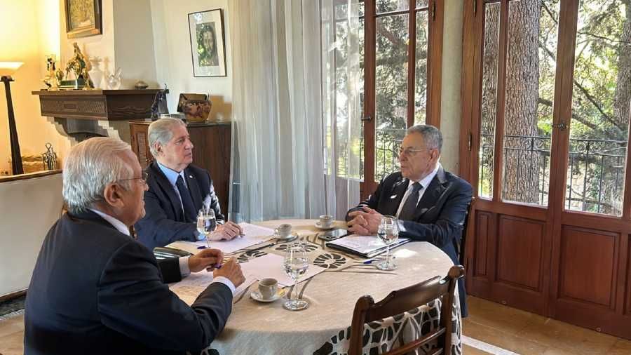 A. Gemayel, Sleiman et Siniora présentent un plan de sauvetage du Liban