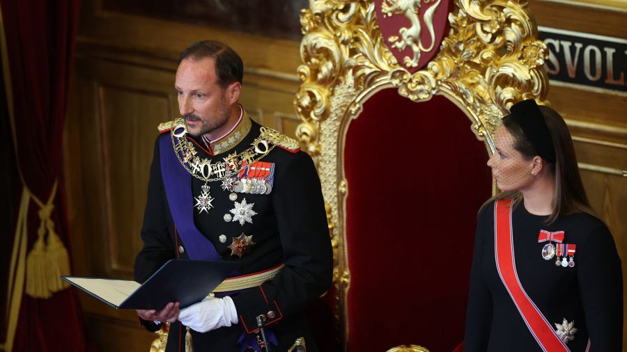 Norvège: le roi Haakon VIII prête serment devant le Parlement