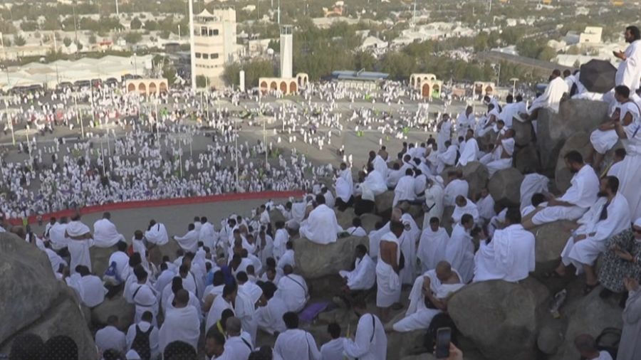 Les pèlerins gravissent le mont Arafat sous une chaleur écrasante