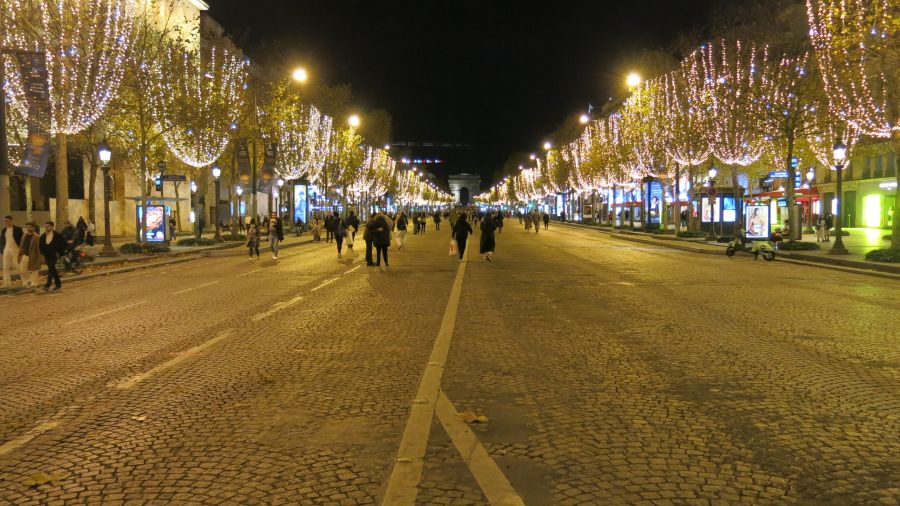 Les Champs-Élysées s’illuminent pour Noël avec Léa Seydoux et un scintillement inédit de la Tour Eiffel