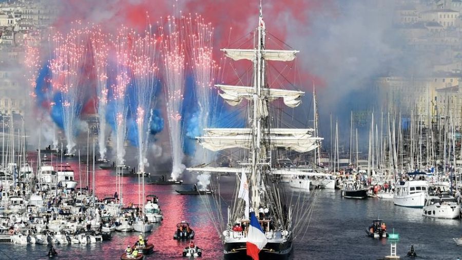 JO-2024: la flamme olympique arrive en France et embrase Marseille