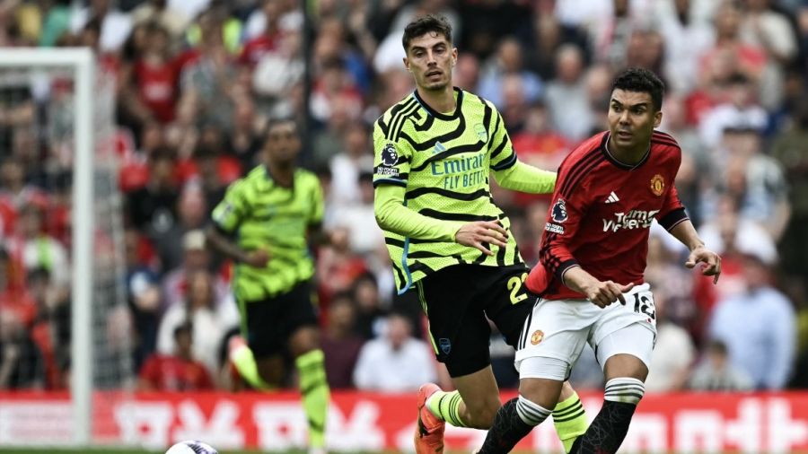 Arsenal dompte Old Trafford et croit encore au titre