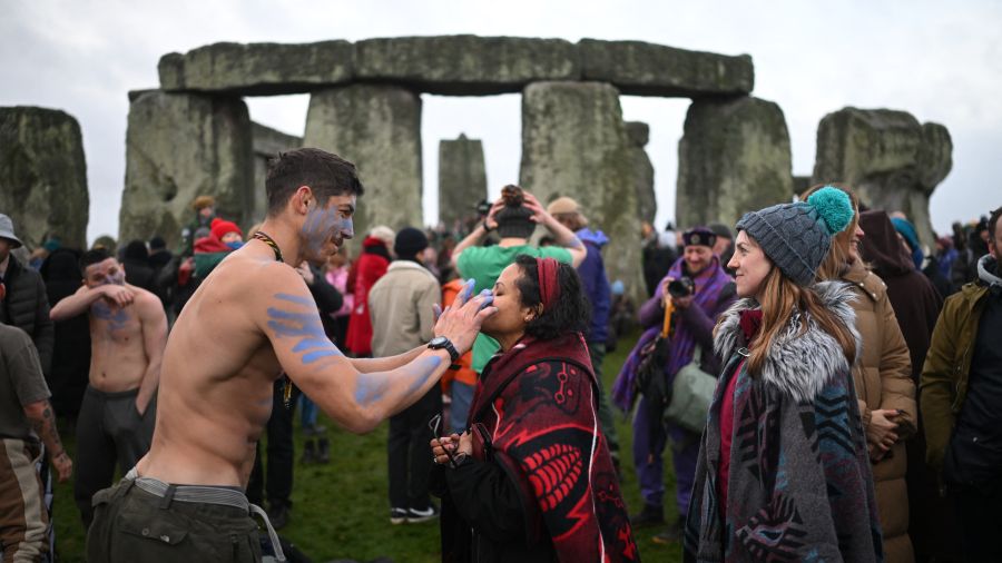 Mystique et millénaire: Stonehenge célèbre la solstice d’hiver