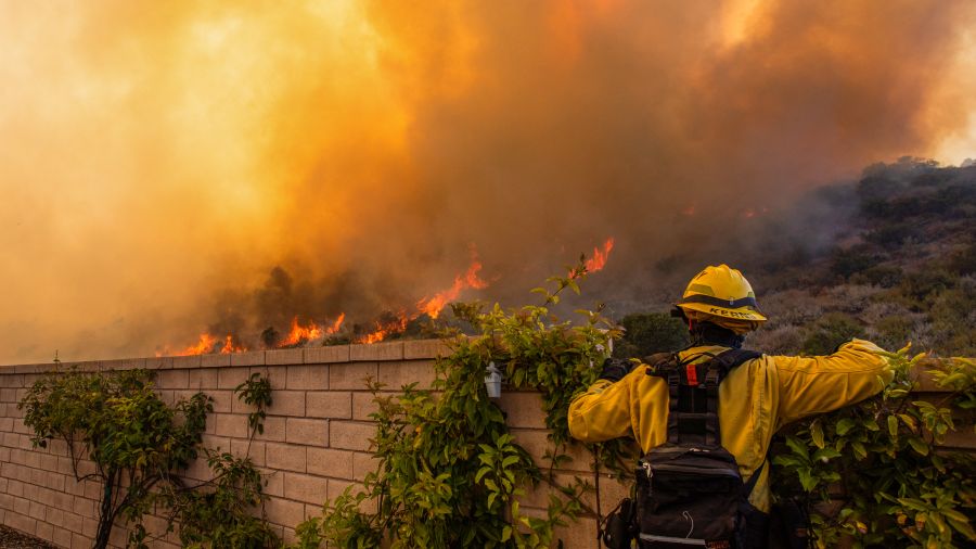 Un incendie menace des milliers d'habitations près de Los Angeles